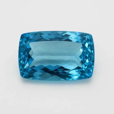 "Topaze bleue suisse 9,5 carats taille rectangulaire facettée sur fond blanc"