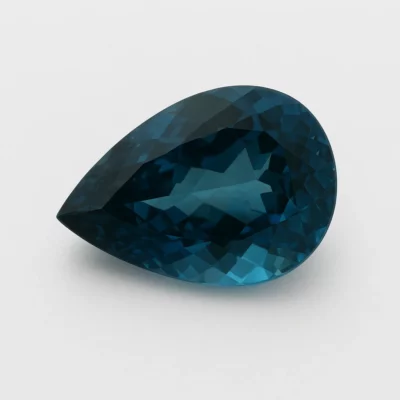 Topaze Blue London 5 carats poire facettée sur fond blanc
