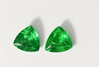 Duo d’émeraudes naturelles de Zambie 0.45 carat, taille trillon, vert vif