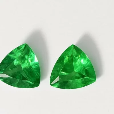 Duo d’émeraudes naturelles de Zambie 0.45 carat, taille trillon, vert vif